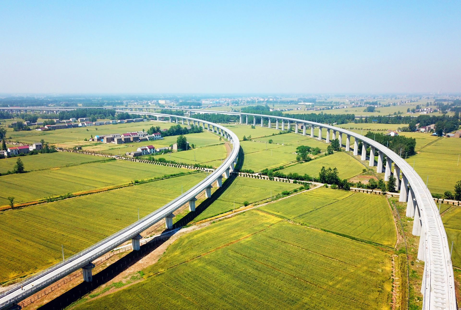 而就在连云港,盐城,淮安,宿迁等苏北4个设区市即将首次通上时速250