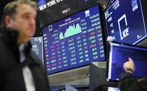 ▲1月9日，美国纽约证券交易所的电子屏显示当日交易行情。 新华社记者 王迎 摄