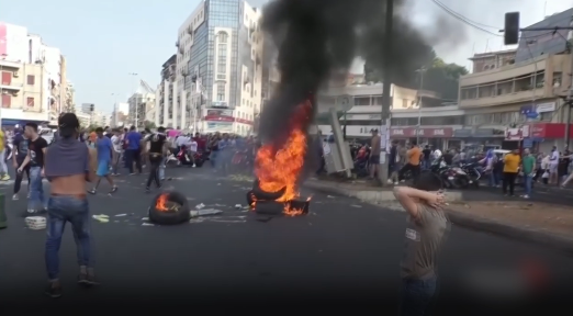 蹦迪现场:大型蹦迪现场?黎巴嫩爆发大规模抗议画风特别 视频截图