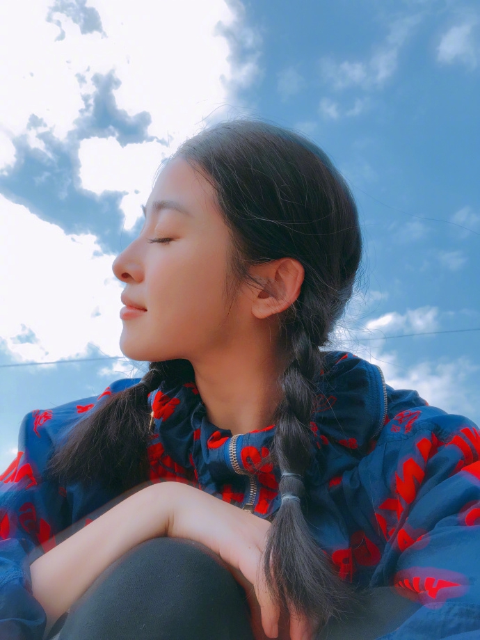 张含韵郊游享受阳光美景 扎双马尾青春活力