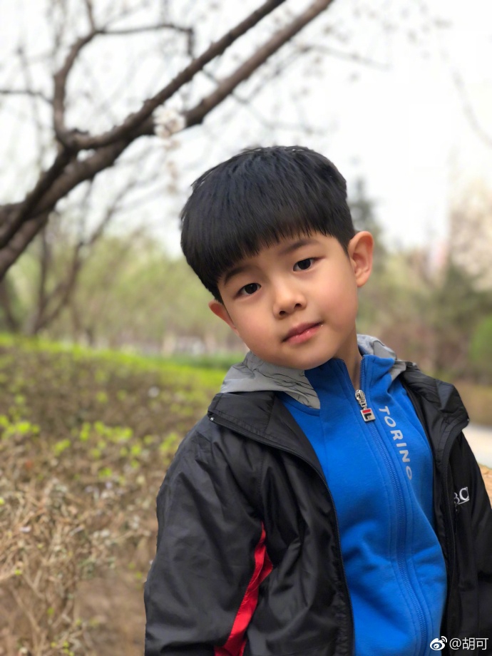 安吉小鱼儿春日踏青合照显兄弟情深