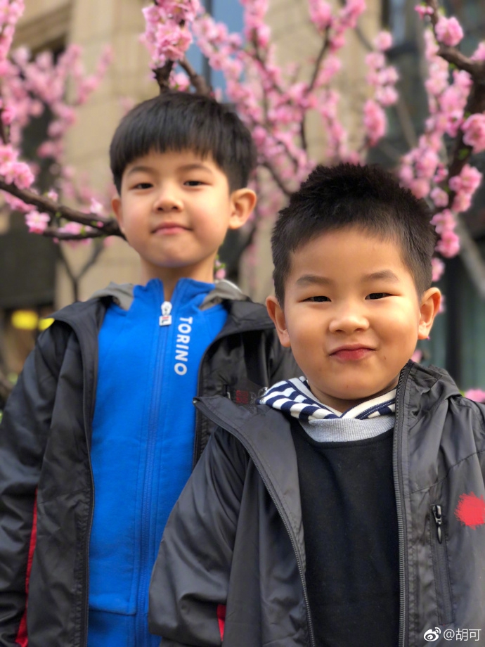 安吉小鱼儿春日踏青合照显兄弟情深