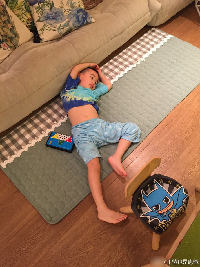 不然怎么会睡成这样" jasper为外公做火锅 照片中,jasper用玩具为