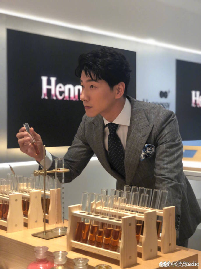 张亮借衣服原物奉还被夸有教养,但也揭露了娱乐圈的丑陋现状!