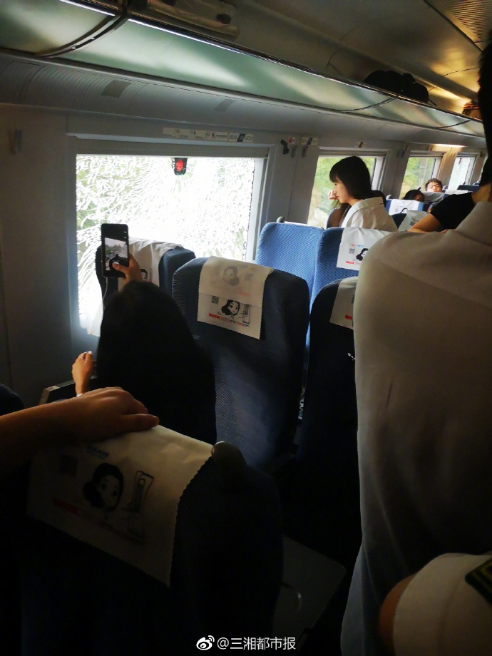 乘客称长沙至南京G580高铁车厢突然冒烟 车窗