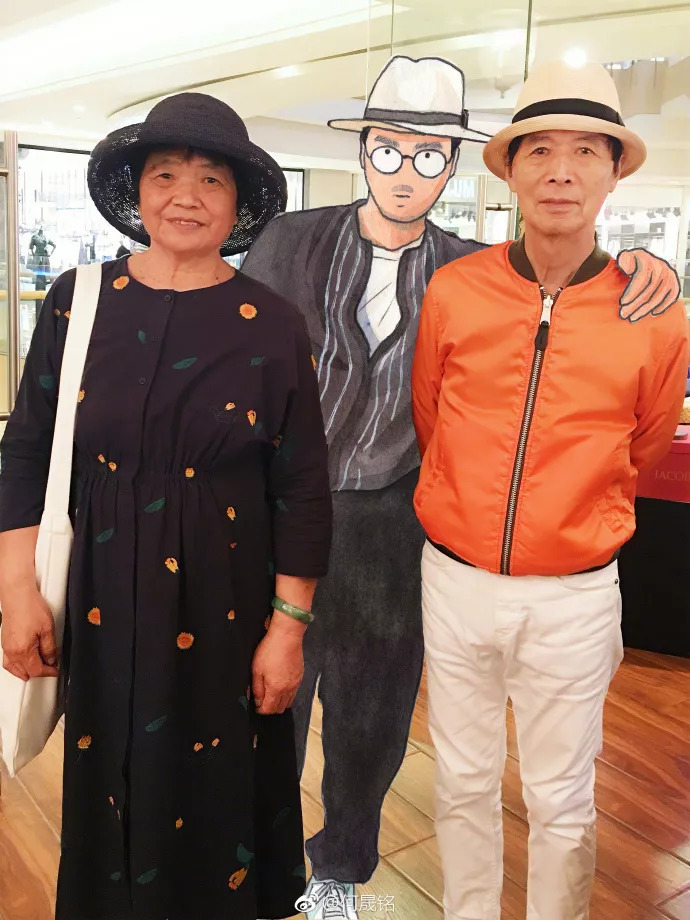 连全家福都被拿去p成道具……|法医秦明|何晟铭|全家福_新浪新闻