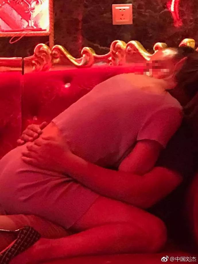 云南官员ktv被拍不雅照当地纪委降为科员