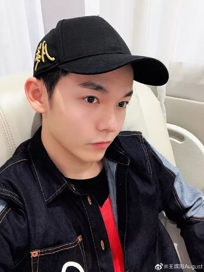 厉害的~当时王成阳凭着这部影片获得了第36届国际艾美奖最佳男演员提