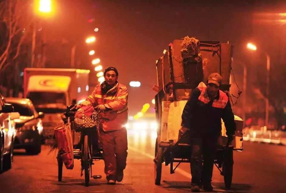 广东大爷10栋房收租外卖小哥为5块钱崩溃大哭成人世界是你想不到的