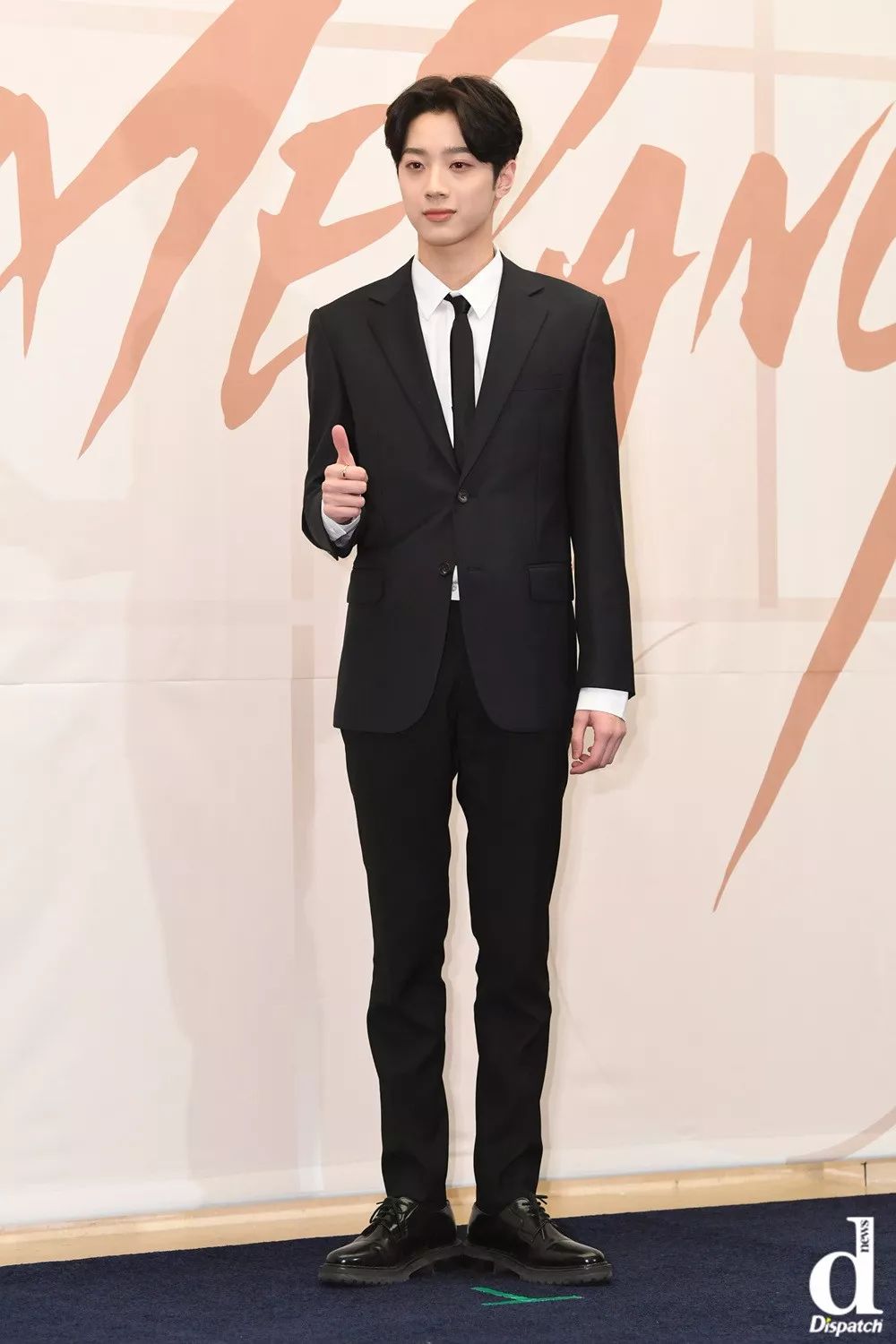 d韩娱:"模特般的长腿".爱豆中冉冉升起的8头身