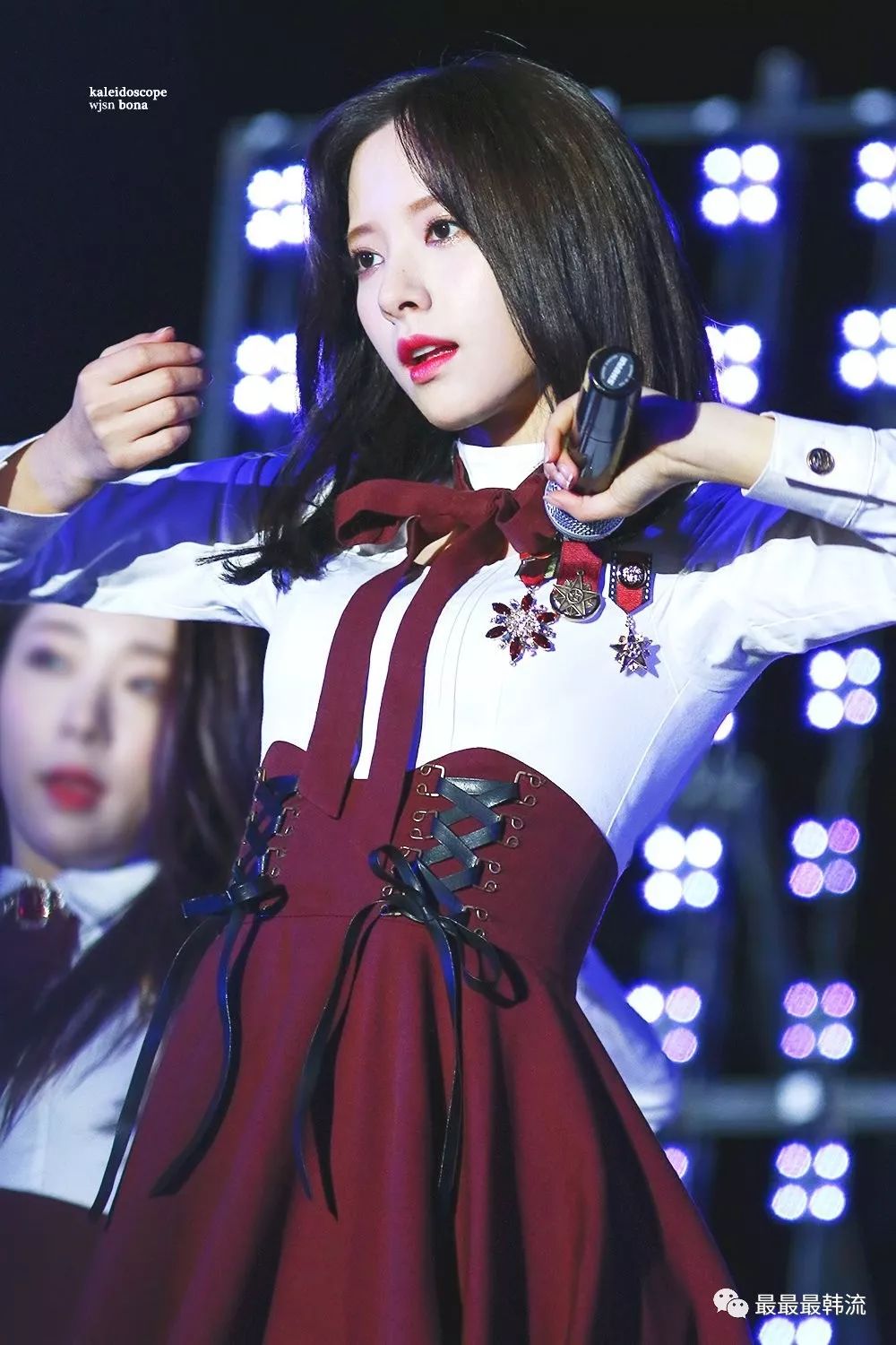 舞台上的苞娜可以很清纯!话说苞娜这个腰也是出名的蚂蚁腰呀!