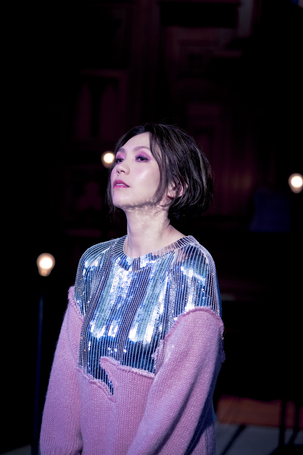 陈洁仪新单《月弯弯》上线 金曲导演操刀mv