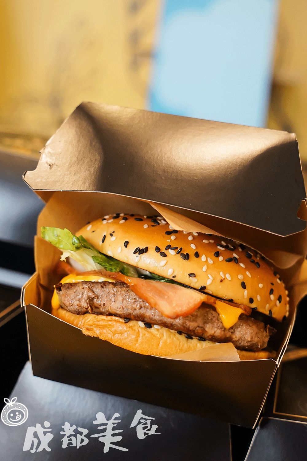 麦当劳开始卖【黑金汉堡】了,可能要带刀叉吃.