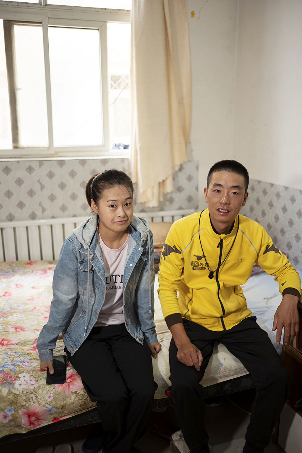 北京外卖:北漂的外卖三兄弟对望京门儿清 只去玩过一次北京 2019年9月17日,北京望京,李慧军和他爱人在出租房内,他爱人目前在一家酒店做前台。
