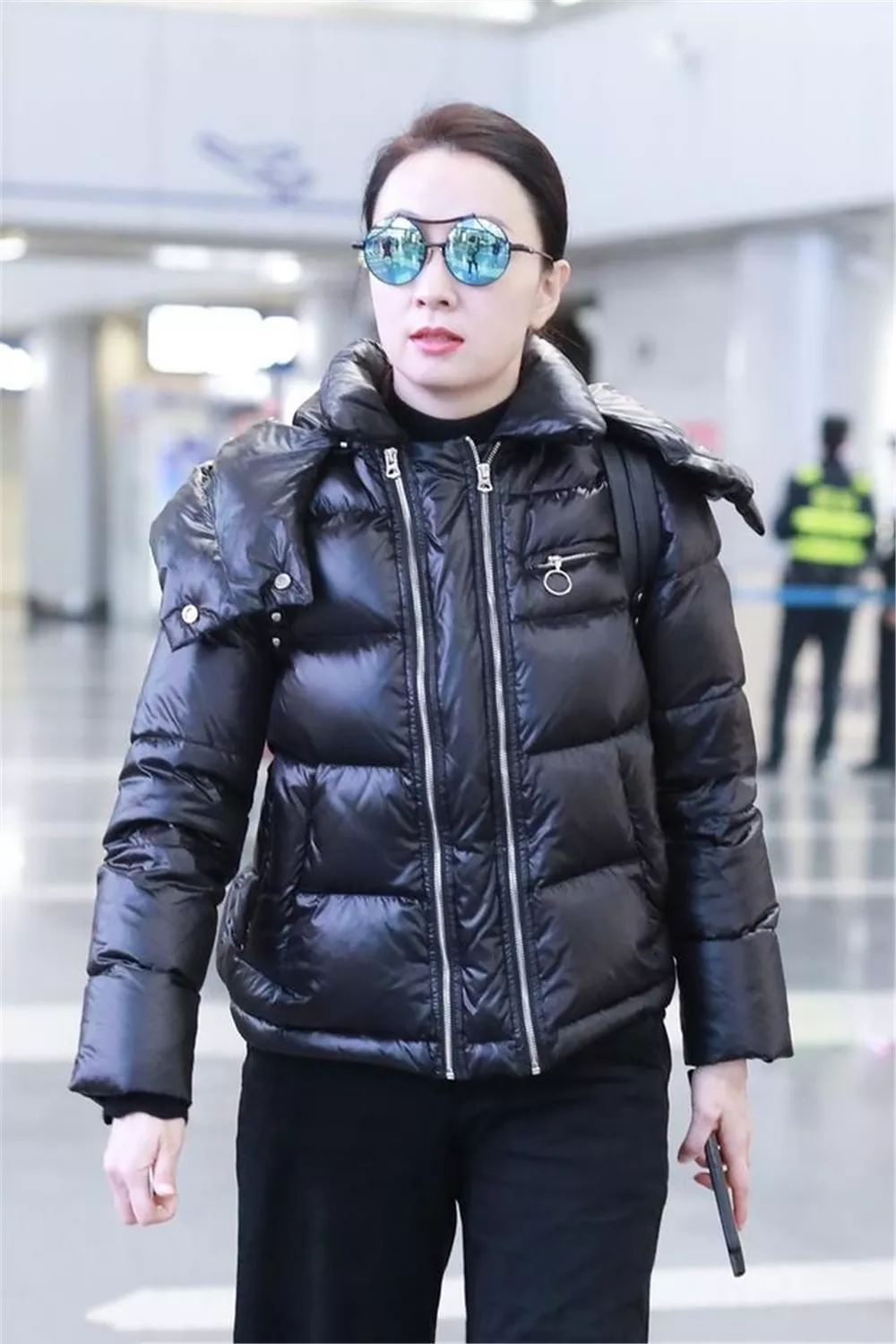 陶虹母女出行11岁徐小宝个头猛窜直逼妈妈同穿羽绒服认真过冬