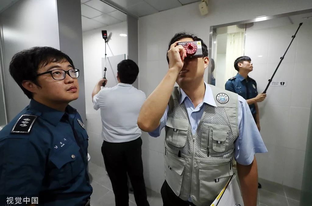 51porn:韩国男青年发起“反女权”运动 怪女性抢走职位? 近年来,韩国公厕偷拍事件频发。警方在仁荷大学女浴室内使用红外仪器检测隐蔽摄像头。/视觉中国