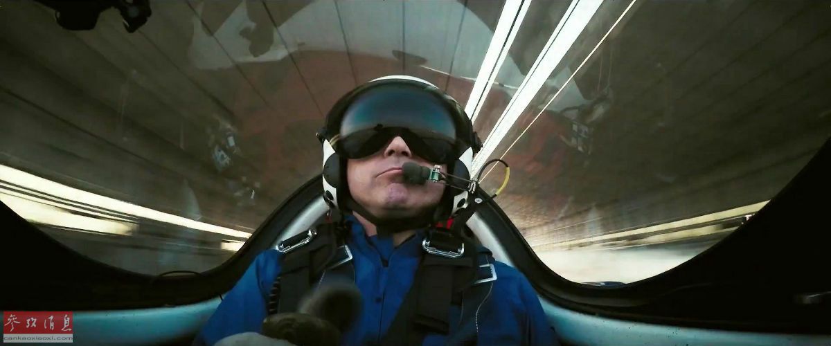 图为双机穿越机库时,座舱视角拍摄的飞行员表情,可见十分冷静自若.