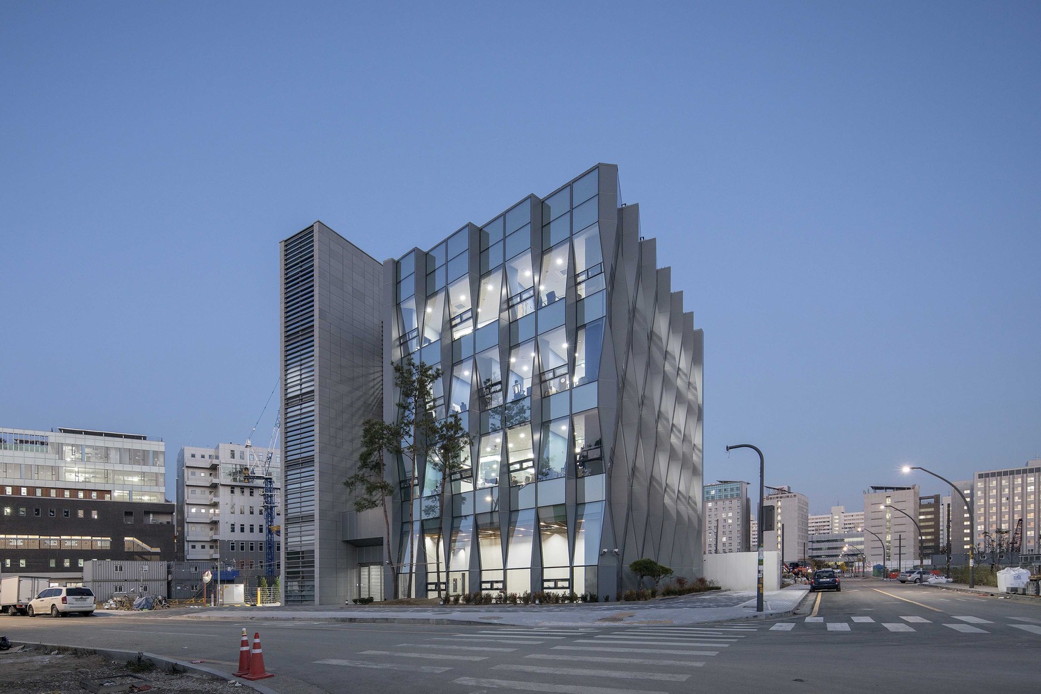 事务所对地块进行了调研,原有办公楼位于文来洞一片公寓式工厂园区内