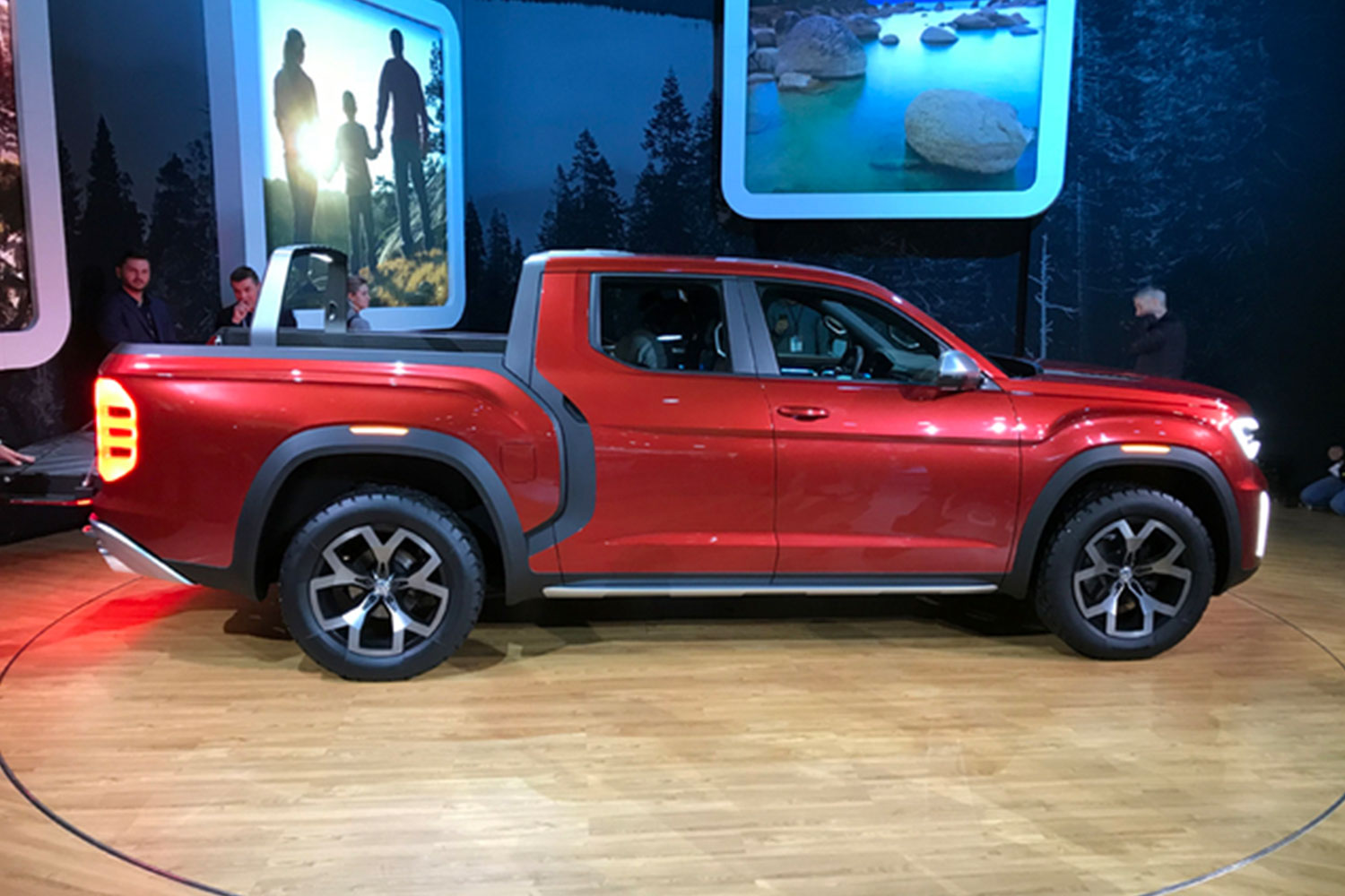 大众全新皮卡概念车亮相纽约车展 造型前卫