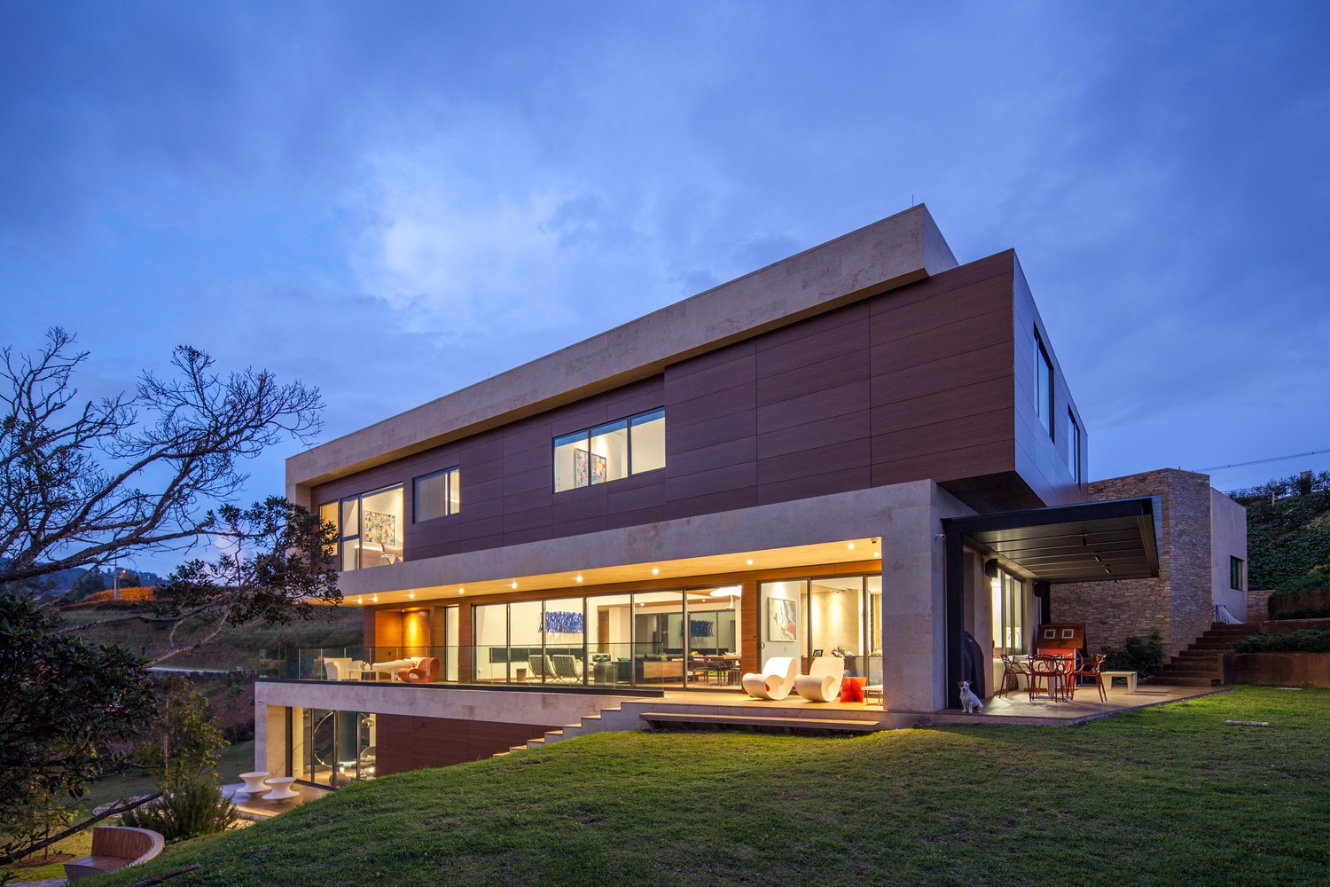 35%的斜坡上高低交错,贯通环境 — balmoral住宅