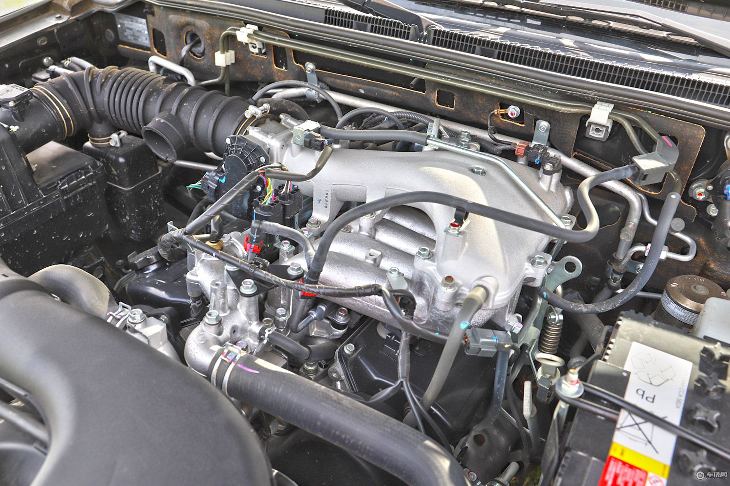 0升的6g72 v6发动机,虽然技术已经不算先进,动力性能也比较平淡,但是