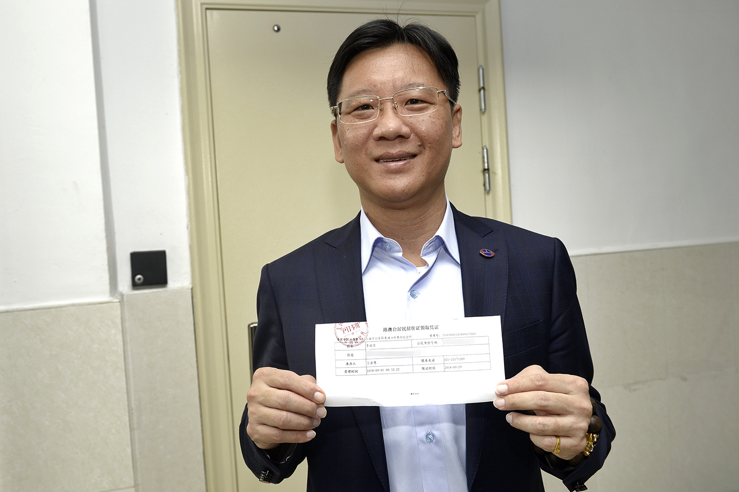 67上海台胞申领台湾居民居住证热情高有这么好的事情我当然要早点来