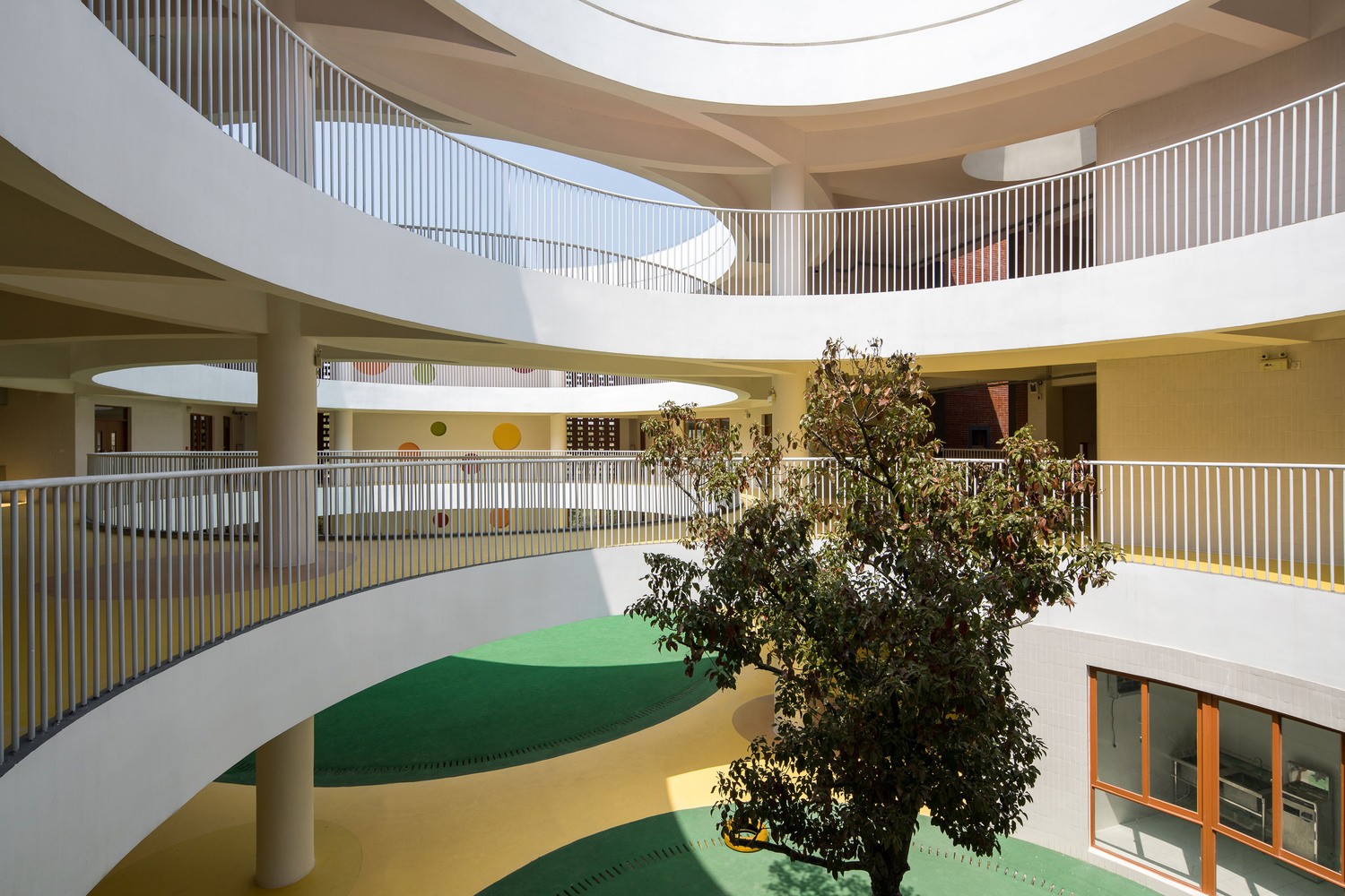 厦门孩子们在明亮流畅的中庭内肆意地奔跑新南幼儿园