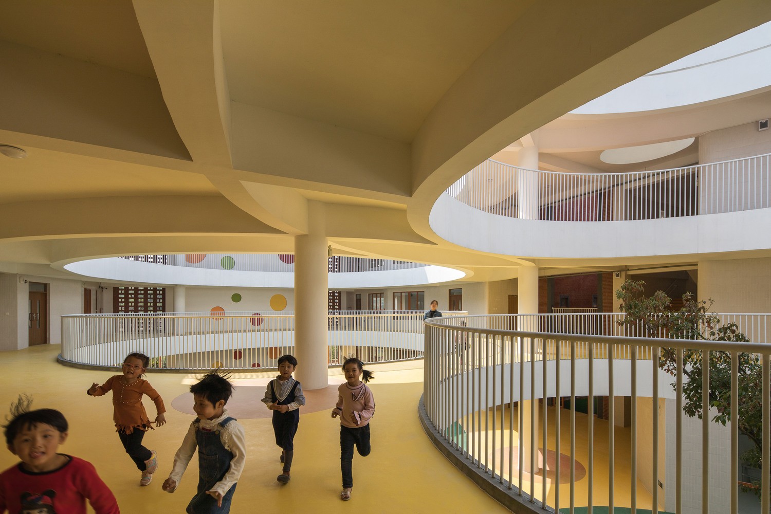 厦门孩子们在明亮流畅的中庭内肆意地奔跑新南幼儿园