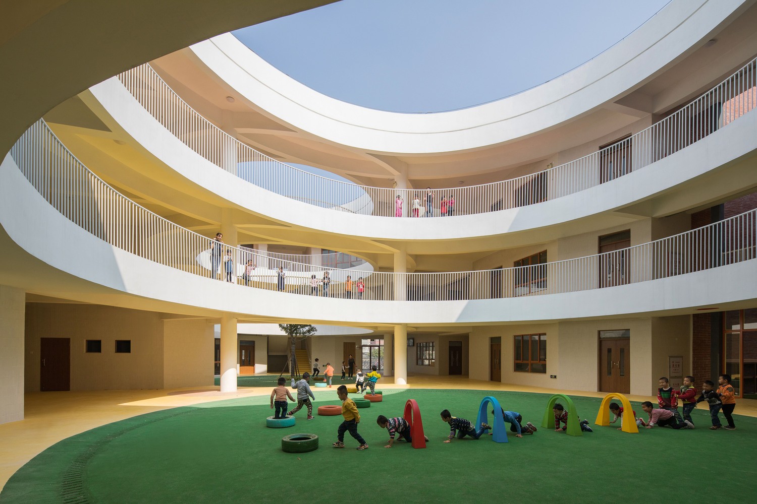 厦门孩子们在明亮流畅的中庭内肆意地奔跑新南幼儿园