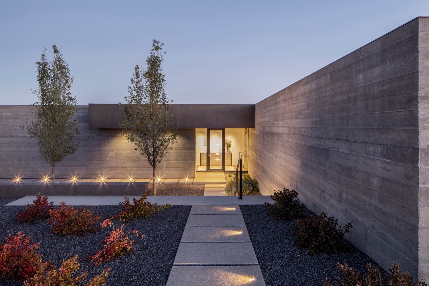 通过两堵片墙连系整个建筑场所空间日晷别墅