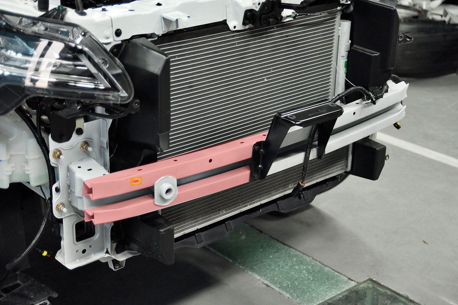 如上图所示,捷途x70前防撞梁侧断面为闭合形式,左右两侧焊接了吸能盒.