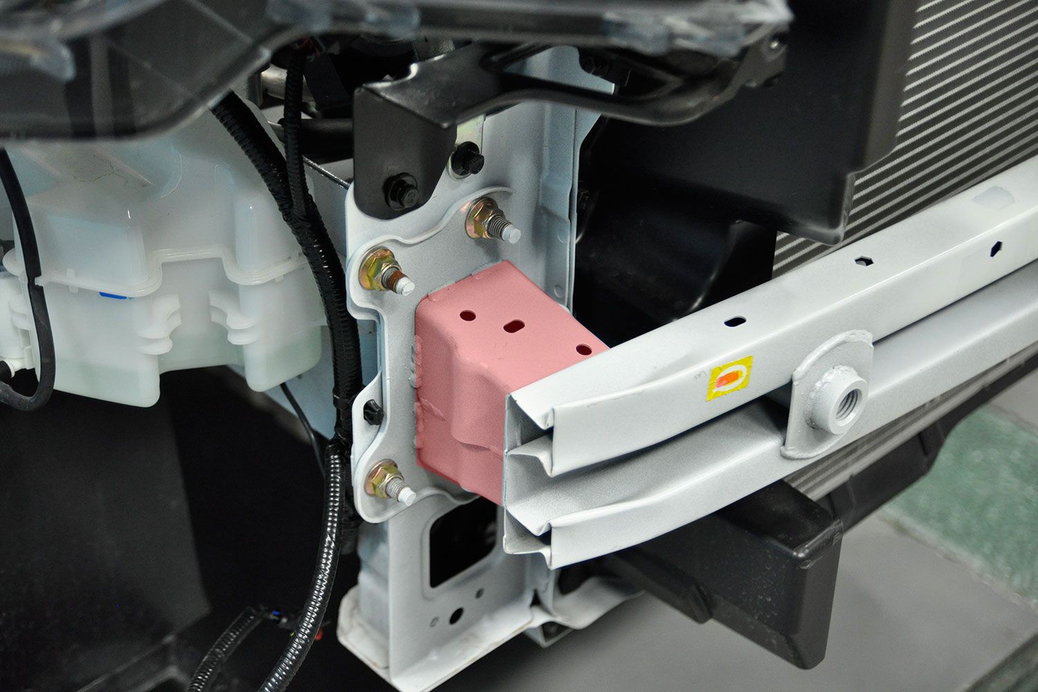 吸能盒侧面为梯形造型,筒身设置了溃缩引导褶皱.