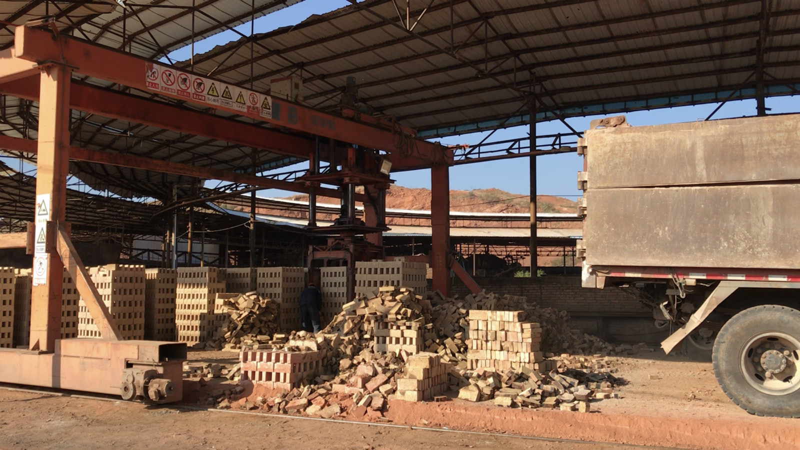 云南多名智障人员被安排搬砖:砖厂采矿许可证过