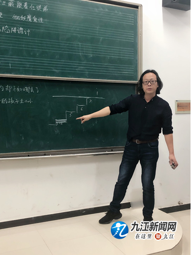 市教育局请来华南理工大学艺术学院院长梁军博士和他的学生指挥专业