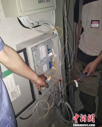 广西宽频网:广西多个小区宽带光纤遭人为剪断 疑似内行所为 住户宽带光纤被人为间剪断现场。 钟欣 摄