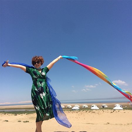 "阿姨们照相带7条丝巾"火了,网友忍不住晒出自家妈妈