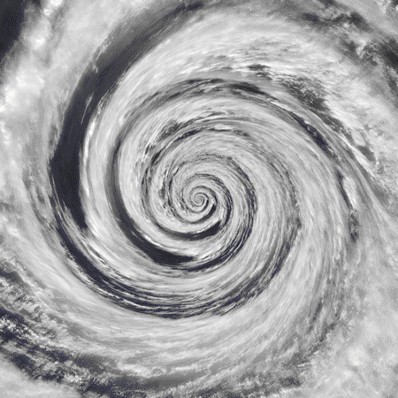 在洗澡的时候,花洒喷出的水使浴帘内的空气形成了一个漩涡,就好像一