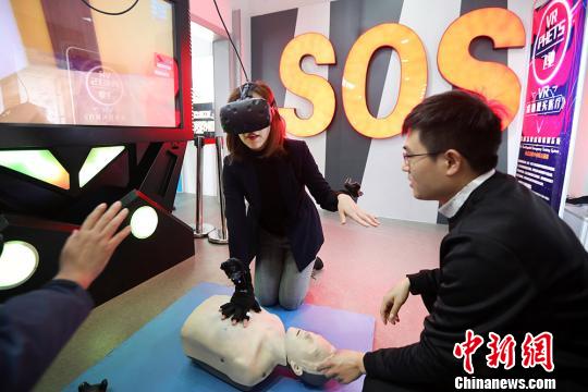 南京民众体验VR急救技能培训|培训|急救|急救技能_新浪新闻