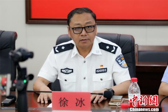 三亚杀人:男子因纠纷杀害3名女员工 被围后还扬言跳楼 三亚市公安局常务副局长、新闻发言人徐冰发布案情 罗佳 摄