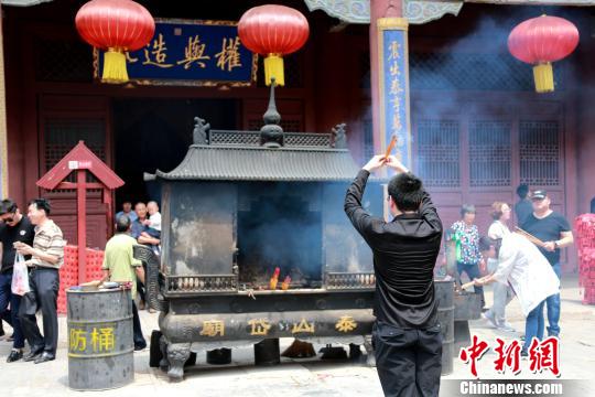 2018年泰山东岳庙会启幕海峡两岸信众上香祈福