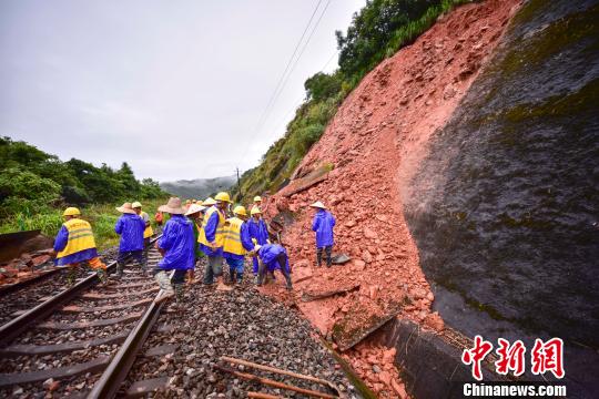 持续降雨致皖赣铁路景德镇段发生一处山体滑坡