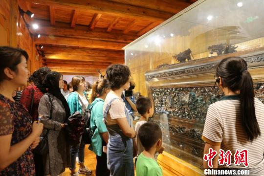 图为民众参观民和县永录博物馆。 钟欣 摄