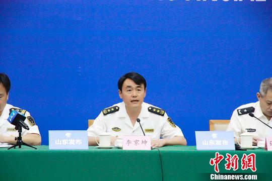 山东海事局副局长李家坤介绍此次集中行动的具体情况. 张兆喜 摄