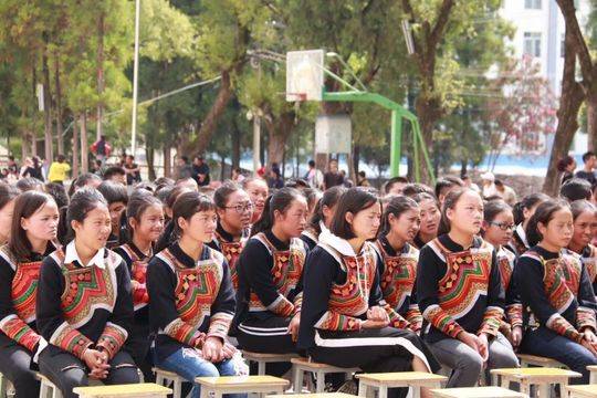 昭觉民族中学开学礼物:vr馨云书馆,让学生不出山门看世界