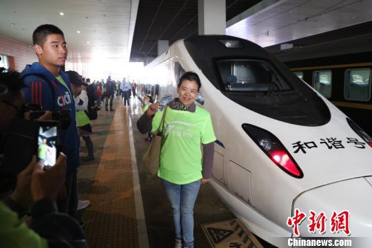 铁路部门在齐齐哈尔至北京t40次和牡丹江至北京t298次旅客列车上,布置