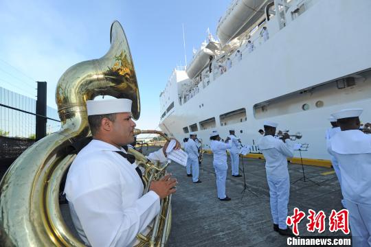  多海军军乐队分别演奏中国和多米尼加两国国歌。江山 摄