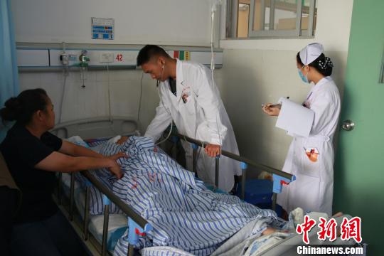 手术后,韦怀琥在重症监护病房接受治疗。 陈秋霞 摄
