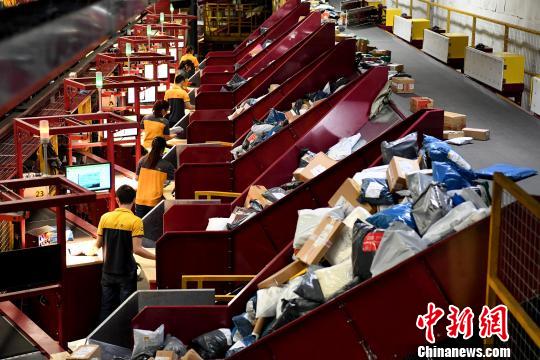 广西快递后双十一包裹堆积如山日均处理逾百万件