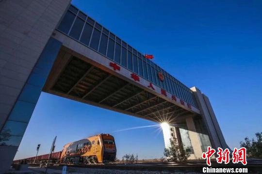 二连海关验放中欧班列突破900列