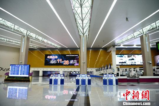 新建扩能航站楼宽敞明亮。 记者王东明 摄